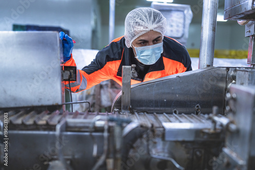 Εκτύπωση καμβά Food and manufacturing researchers oversee seafood production lines in tightly controlled factories where machinery is used to produce and cook food before it is shipped out