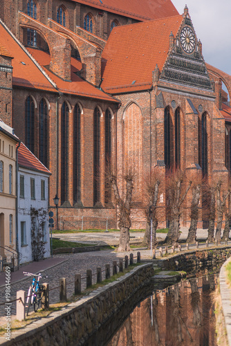 Kirche St. Nikolai am Fluss Grube in der Altstadt von Wismar im Abendlicht