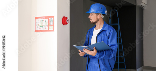 Foto Fire safety specialist inspecting building