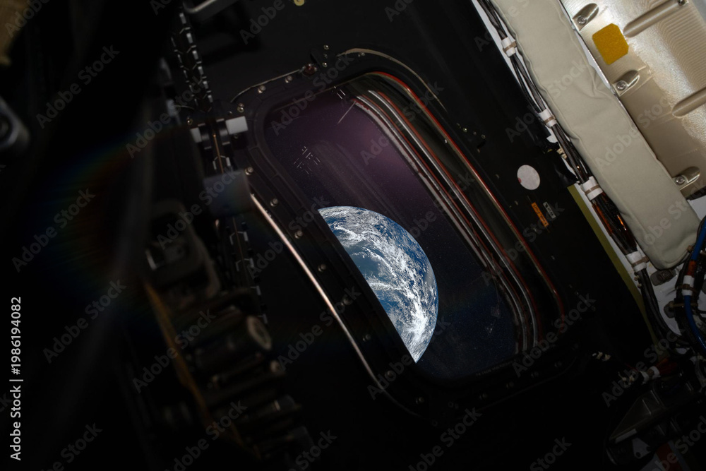Φωτογραφία View from a porthole of spaceship Orion on the Earth in outer Space