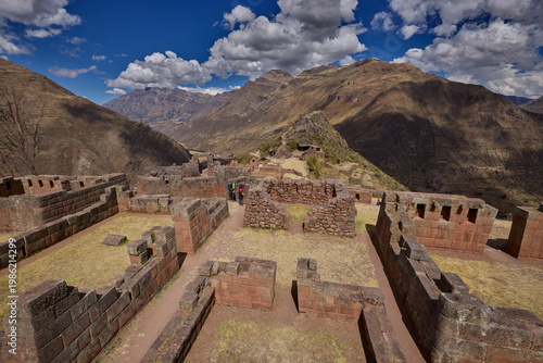 Φωτογραφία Immerse yourself in the timeless majesty of the Pisac ruins, a crowning jewel of Peru’s Sacred Valley that offers a profound cultural experience for every generation