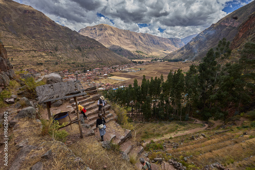 Fotografie Immerse yourself in the timeless majesty of the Pisac ruins, a crowning jewel of Peru’s Sacred Valley that offers a profound cultural experience for every generation