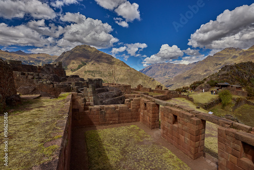 Foto Immerse yourself in the timeless majesty of the Pisac ruins, a crowning jewel of Peru’s Sacred Valley that offers a profound cultural experience for every generation