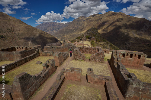 Fotografia Immerse yourself in the timeless majesty of the Pisac ruins, a crowning jewel of Peru’s Sacred Valley that offers a profound cultural experience for every generation