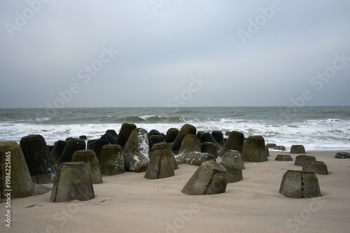 Tetrapoden in der Brandung, Küste der Nordsee im Dezember.