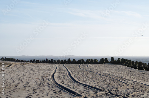 Spuren im Sand und Tetrapoden am Strand im Winter 2025
