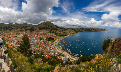 Foto Panoramic view of the city of Copacabana and Lake Titicaca, Bolivia