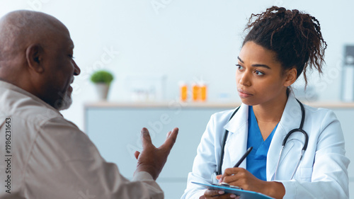 Tableau sur toile A doctor and a patient are engaged in a conversation in a clinic
