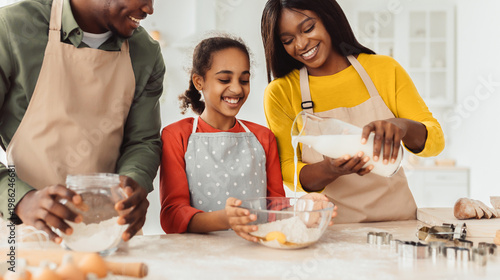 Φωτογραφία A family of three enjoys baking in a bright kitchen