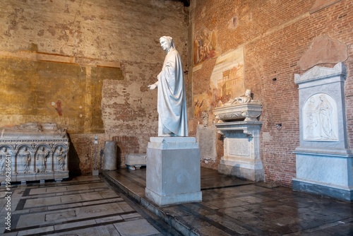 Schilderij op canvas White Marble Statue Famous Poet Dante Alighieri on Pedestal