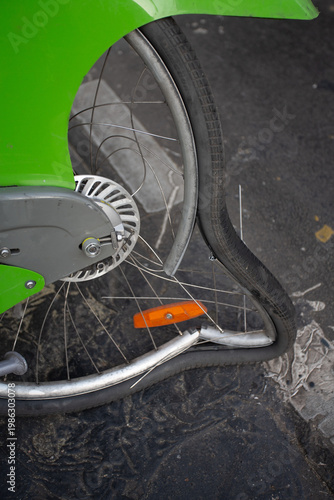 Vélo de location accidenté avec roue vrillée