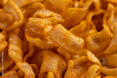 Foto crispy potato chips fried in a large amount of sunflower oil, sprinkled with red