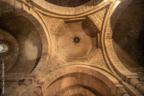 Cornil (Corrèze, Nouvelle aquitaine, France) - Vue intérieure de l'église de l'invention des reliques de Saint Etienne - Détail de la voute centrale