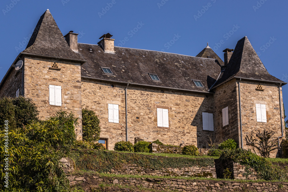 Fototapeta premium Cornil (Corrèze, Nouvelle aquitaine, France) - Vue d'un manoir pittoresque dominant le village