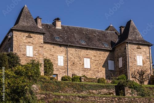 Cornil (Corrèze, Nouvelle aquitaine, France) - Vue d'un manoir pittoresque dominant le village