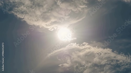 彩雲と幻日を同一画面に収め色相差を抑えた繊細描写