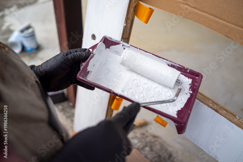 Canvastavla Applying white paint onto textured surface