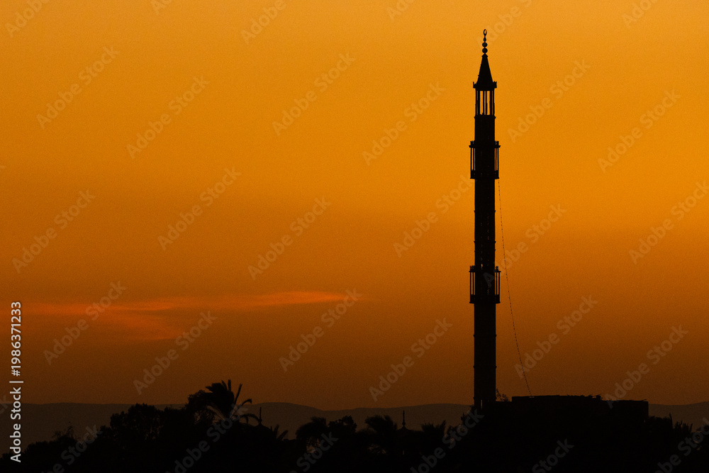 Obraz premium skyline with minaret in egypt at sunset