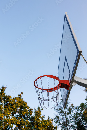 Canvas Print Low angle view of basketball hoop and backboard in park on sunny day