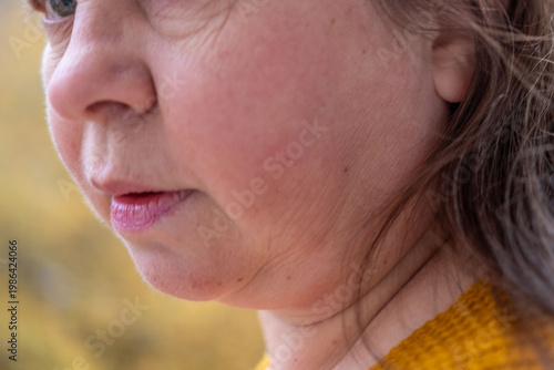 Fotografia closeup face mature woman 50 years old, human fat neck, gravitational ptosis, do