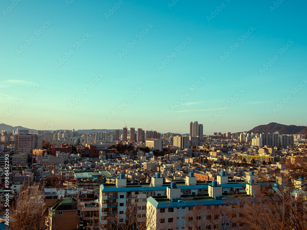 Obraz premium The town from the observation