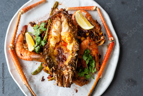Foto Delicious seafood platter with lobster