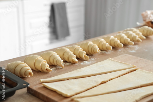 Raw croissants with dough o...