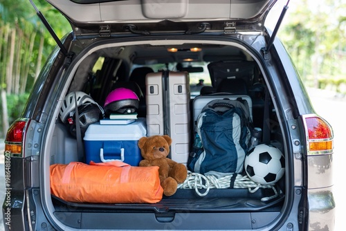 Billede på lærred Family road trip essentials packed