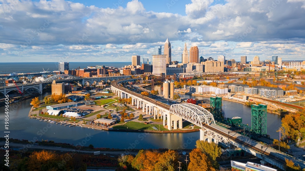 Obraz premium Panorama of city skyline in the fall with colorful foliage