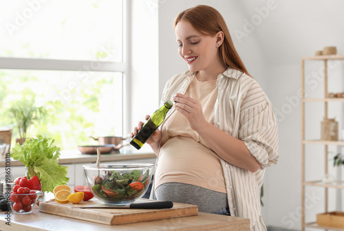 Young pregnant woman with o...