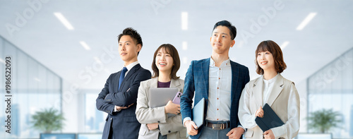 目標に向かう日本人ビジネスパーソンのチームイメージ（LP・バナー向け）, Japanese Business Team Moving Toward Their Goals