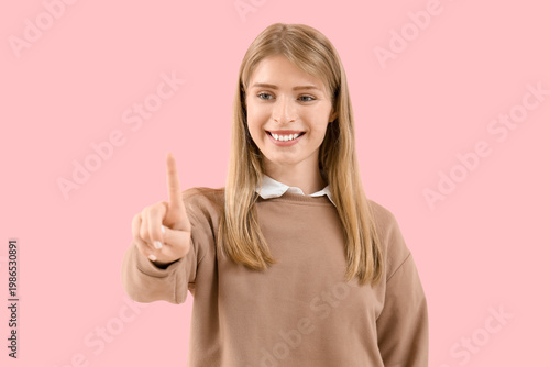 Young businesswoman using v...