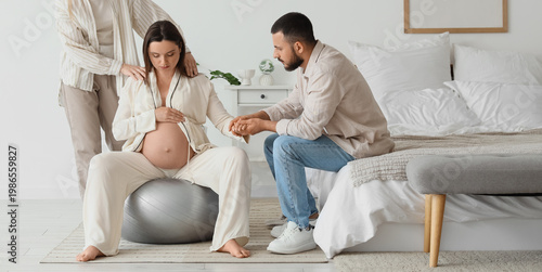 Young pregnant woman sittin...