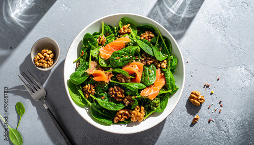Ensalada de espinacas con salmón y nueces