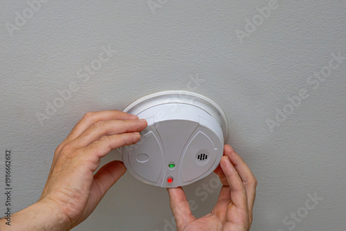 Konstfotografi Installing Smoke Detector On Ceiling