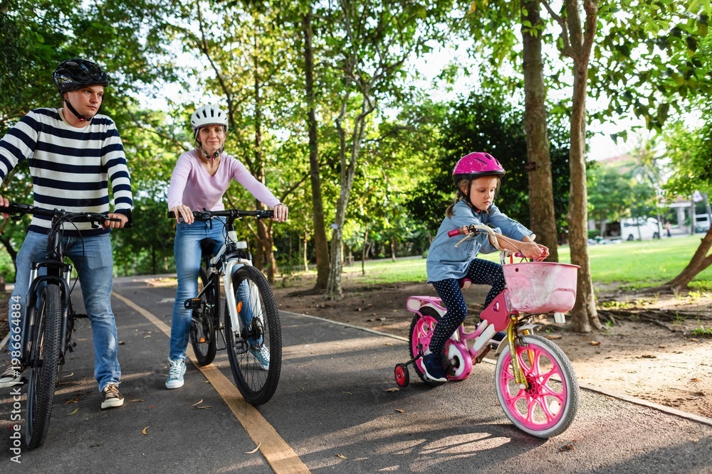 Obraz premium Family biking in scenic park
