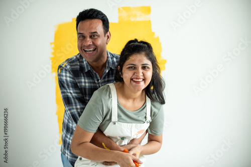 Canvas Print Couple painting wall together joyfully
