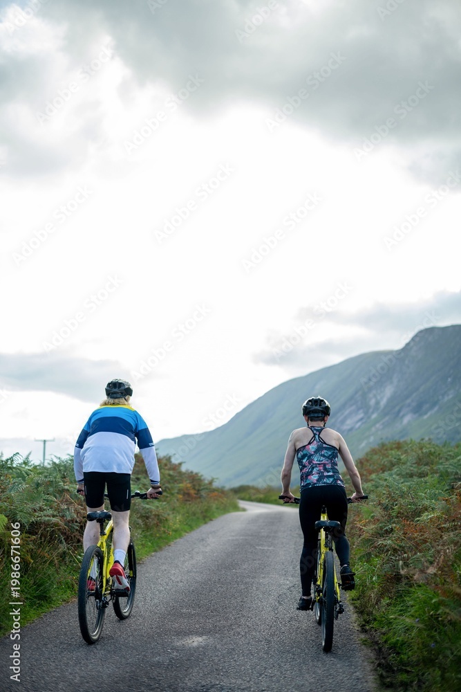 Obraz premium Cyclists exploring scenic mountain road