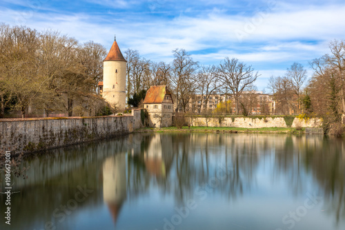 Rothenburger Weiher mit Faulturm und Parkwächterhaus in Dinkelsbühl, Bayern