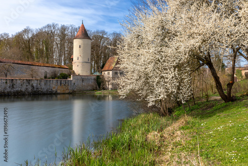 Rothenburger Weiher mit Faulturm und Parkwächterhaus in Dinkelsbühl, Bayern