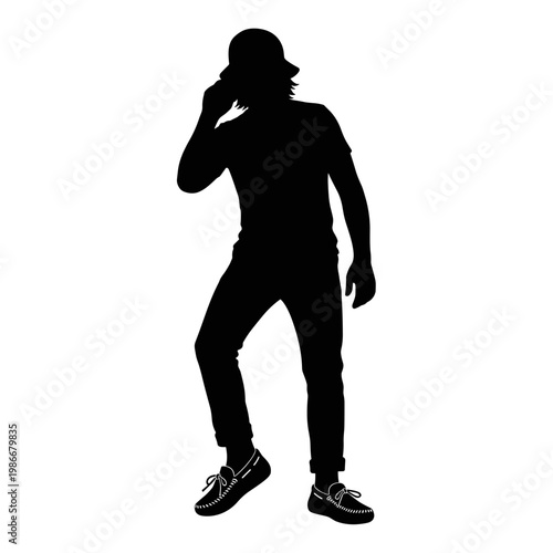 Мужчина в традиционной обуви мокасины стоит на открытом воздухе, концепция коренного наследия и ремесленного мастерства  