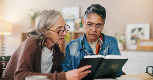 Foto Reading, bible and mature women in house with learning religion, praise or worship together
