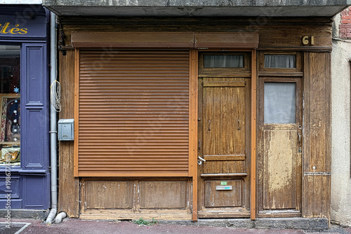 Façade d'un ancien magasin fermé