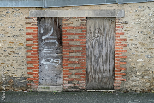 Obraz na plátne Vieille maison aux portes condamnées par des planches
