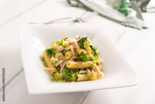 Maccheroni con broccoli, guanciale e pecorino, Pasta Italiana 