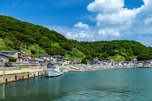 自然に囲まれた静かな漁村の風景