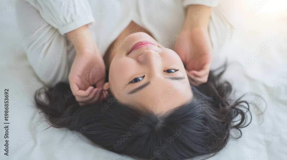 Fototapeta premium ベッドで横たわる笑顔の女性