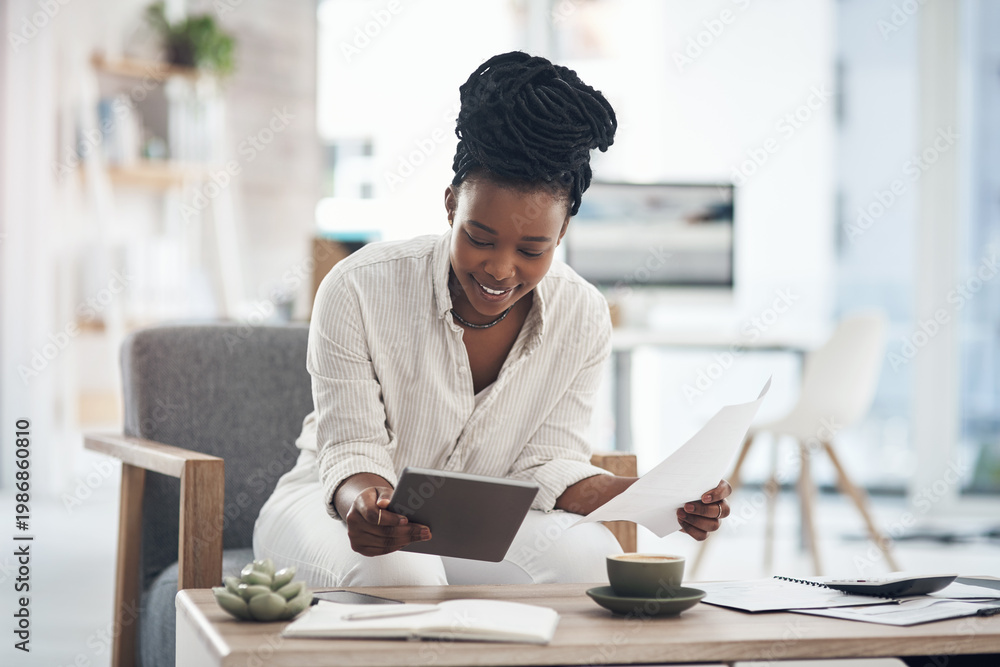 Ταπετσαρία Reading, tablet and businesswoman with paperwork in office, research and happy f