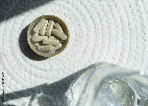 Konstfotografi Close-up of iron supplement capsules in a lid for iron deficiency anemia treatment