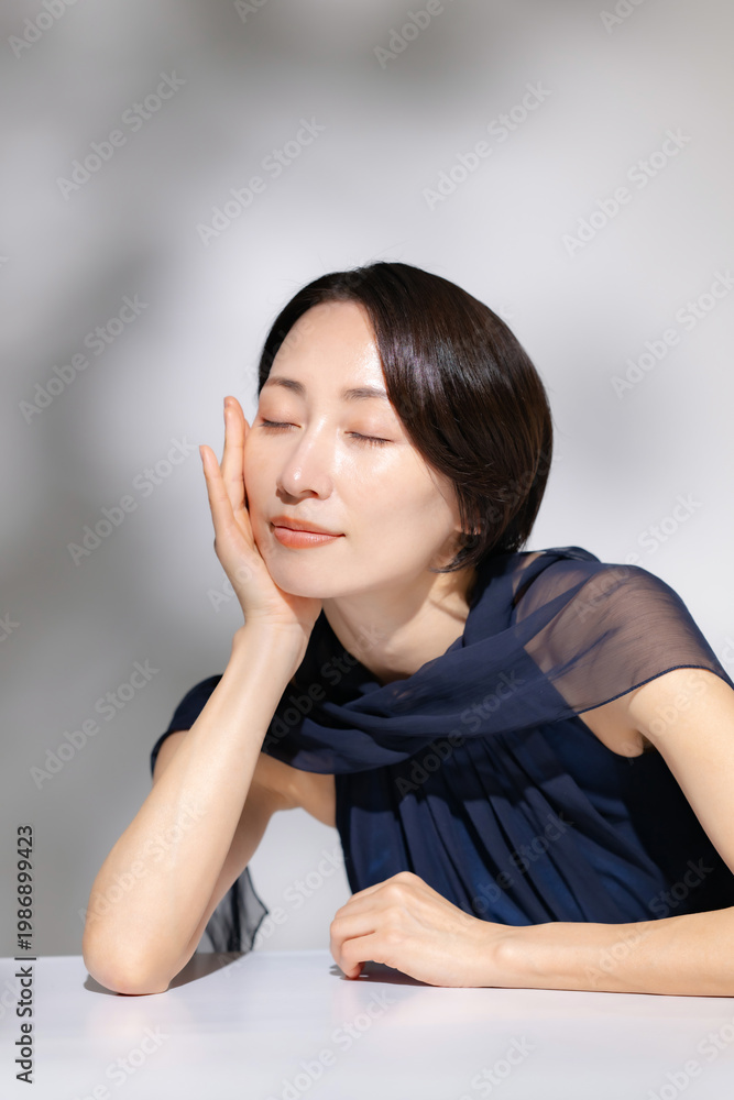 Fototapeta premium ミドル女性 ビューティー スキンケア